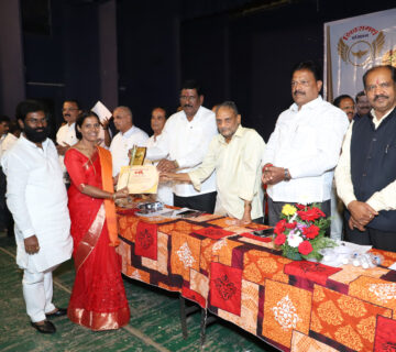 सौ. महादेवी कोळी यांना शिवसमर्थ प्रतिष्ठानचा राज्यस्तरीय शैक्षणिक सेवा गौरव पुरस्कार जाहीर